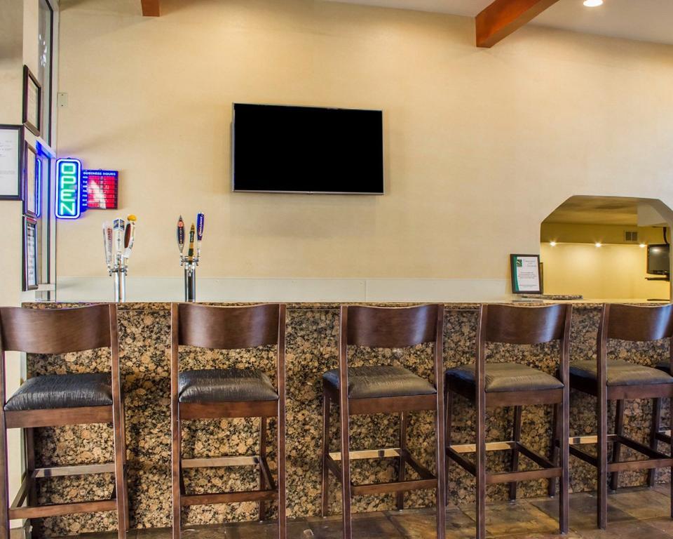 Отель Ramada By Wyndham Tempe Near Asu Экстерьер фото
