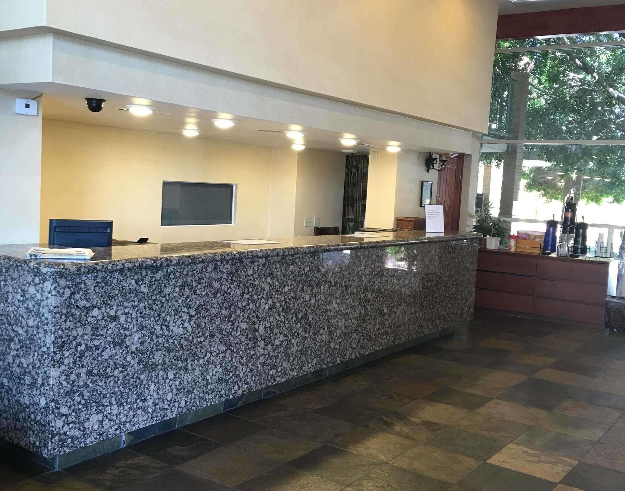Отель Ramada By Wyndham Tempe Near Asu Экстерьер фото