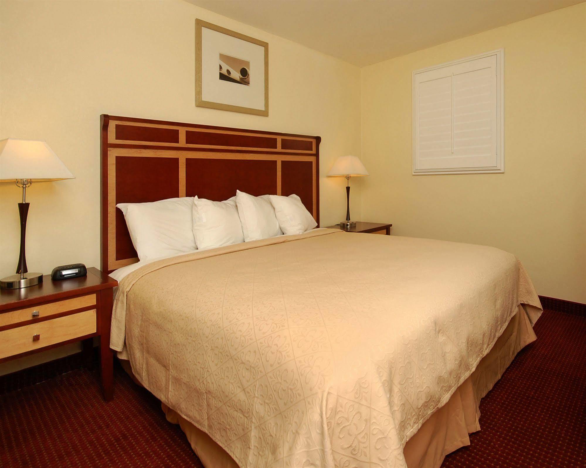 Отель Ramada By Wyndham Tempe Near Asu Экстерьер фото