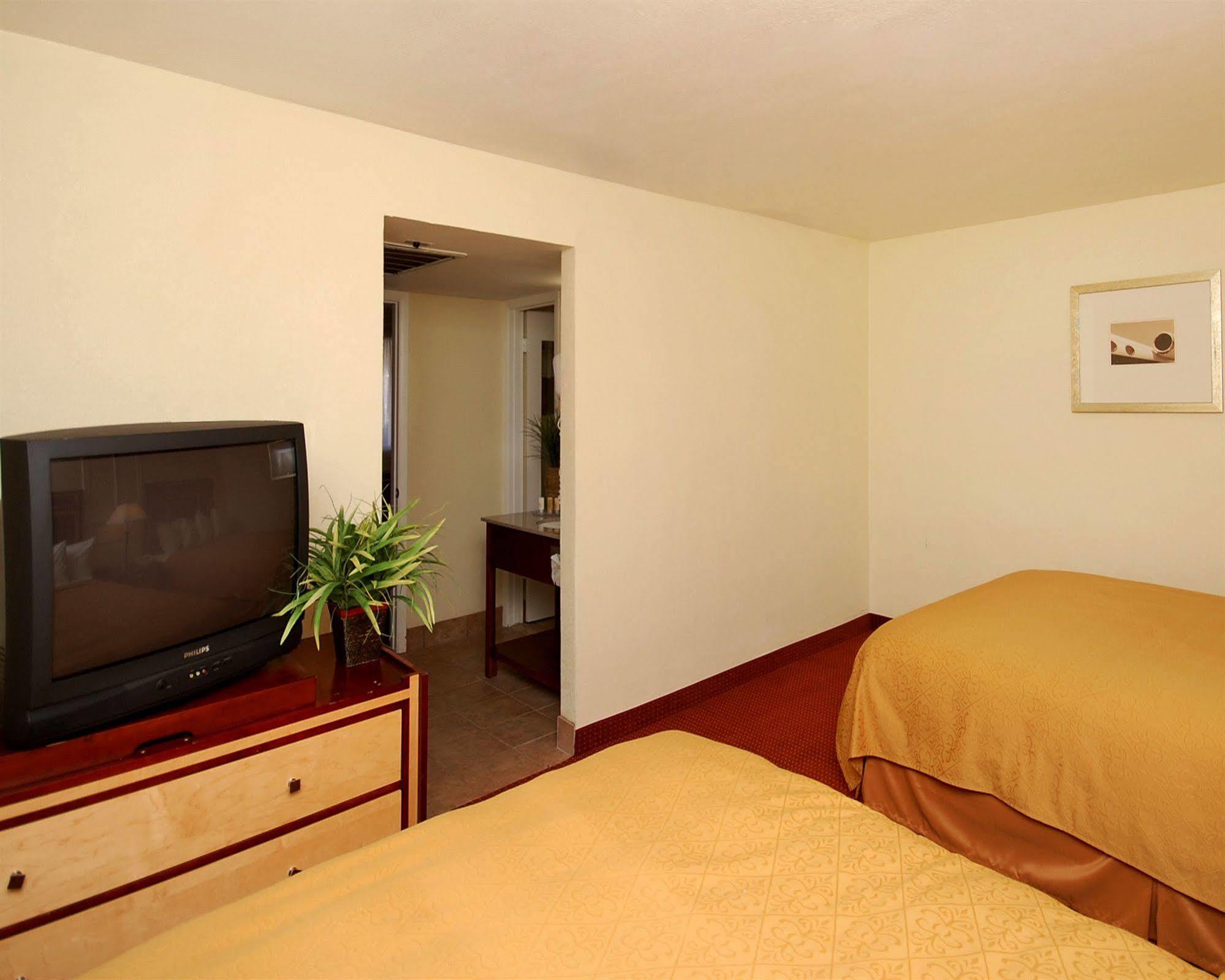 Отель Ramada By Wyndham Tempe Near Asu Экстерьер фото