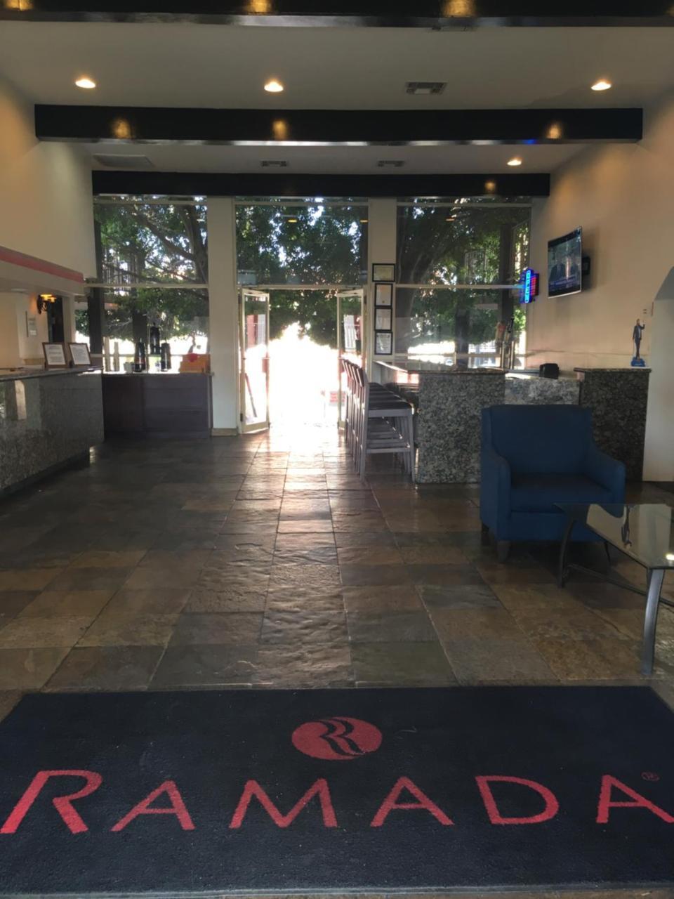 Отель Ramada By Wyndham Tempe Near Asu Экстерьер фото