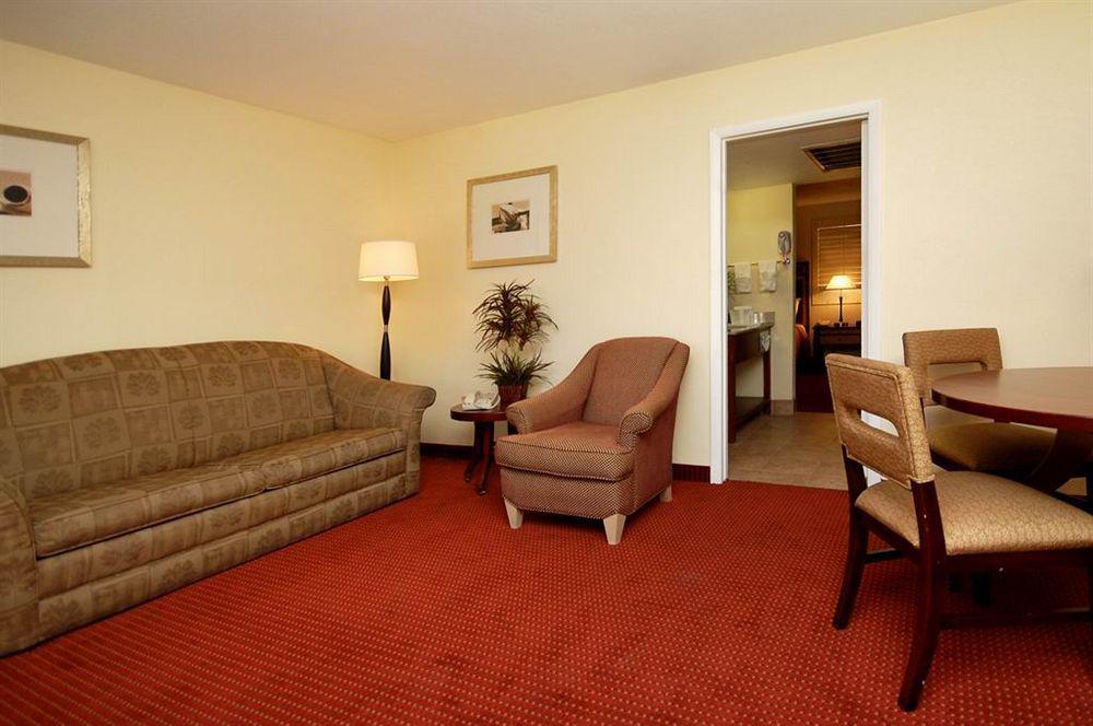 Отель Ramada By Wyndham Tempe Near Asu Экстерьер фото