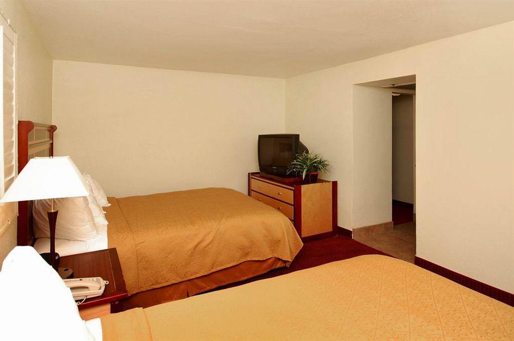 Отель Ramada By Wyndham Tempe Near Asu Экстерьер фото